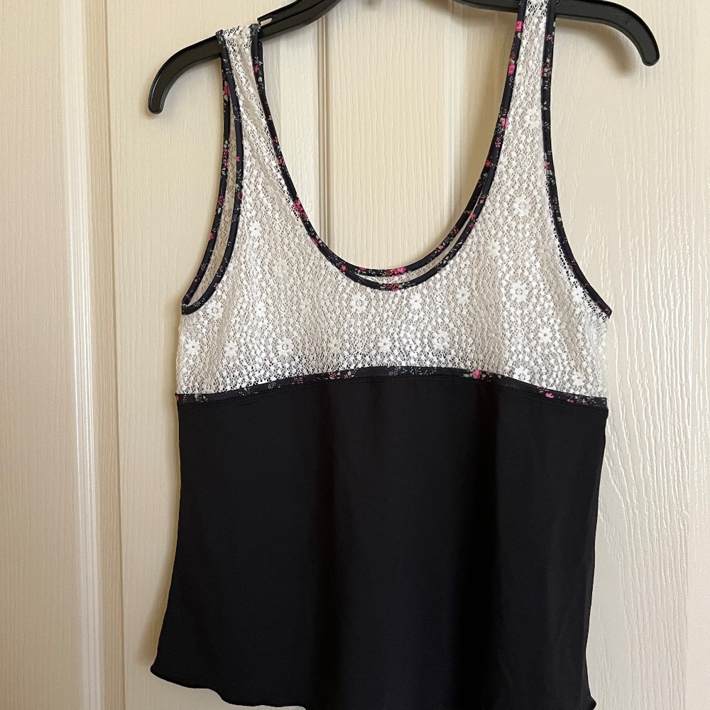 Denise Cornwall Crochet / Black Tennis Tank Medium